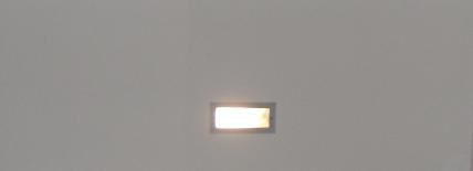 Projector de encastrar na parede, com arrancador electrónico e lâmpada FC de 9W.